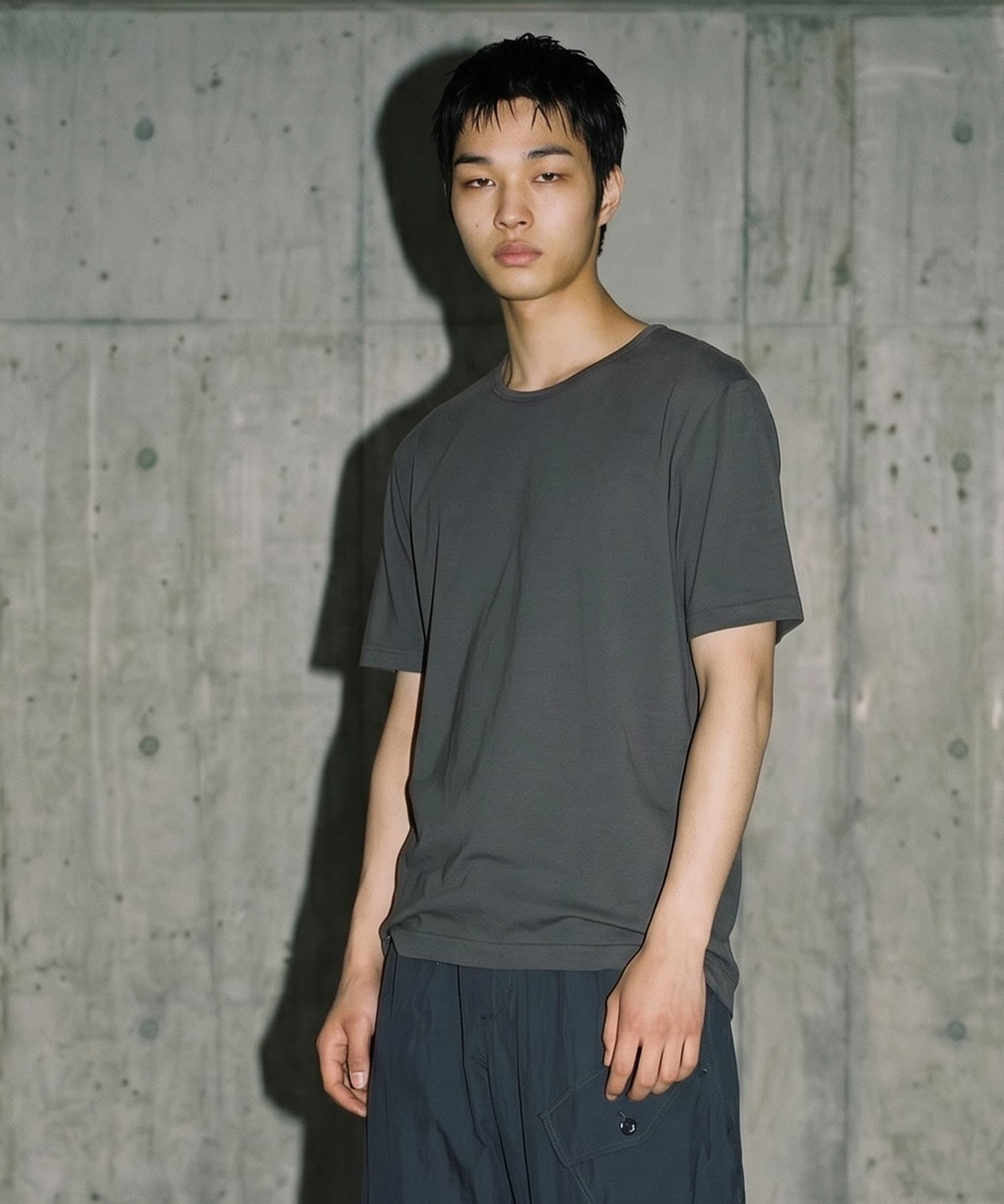 SIGNATURE U-NECK HALF T-SHIRTS (CHARCOAL)