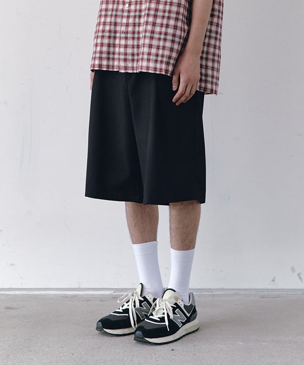 BERMUDA DEEP ONE TUCK SHORTS (BLACK)